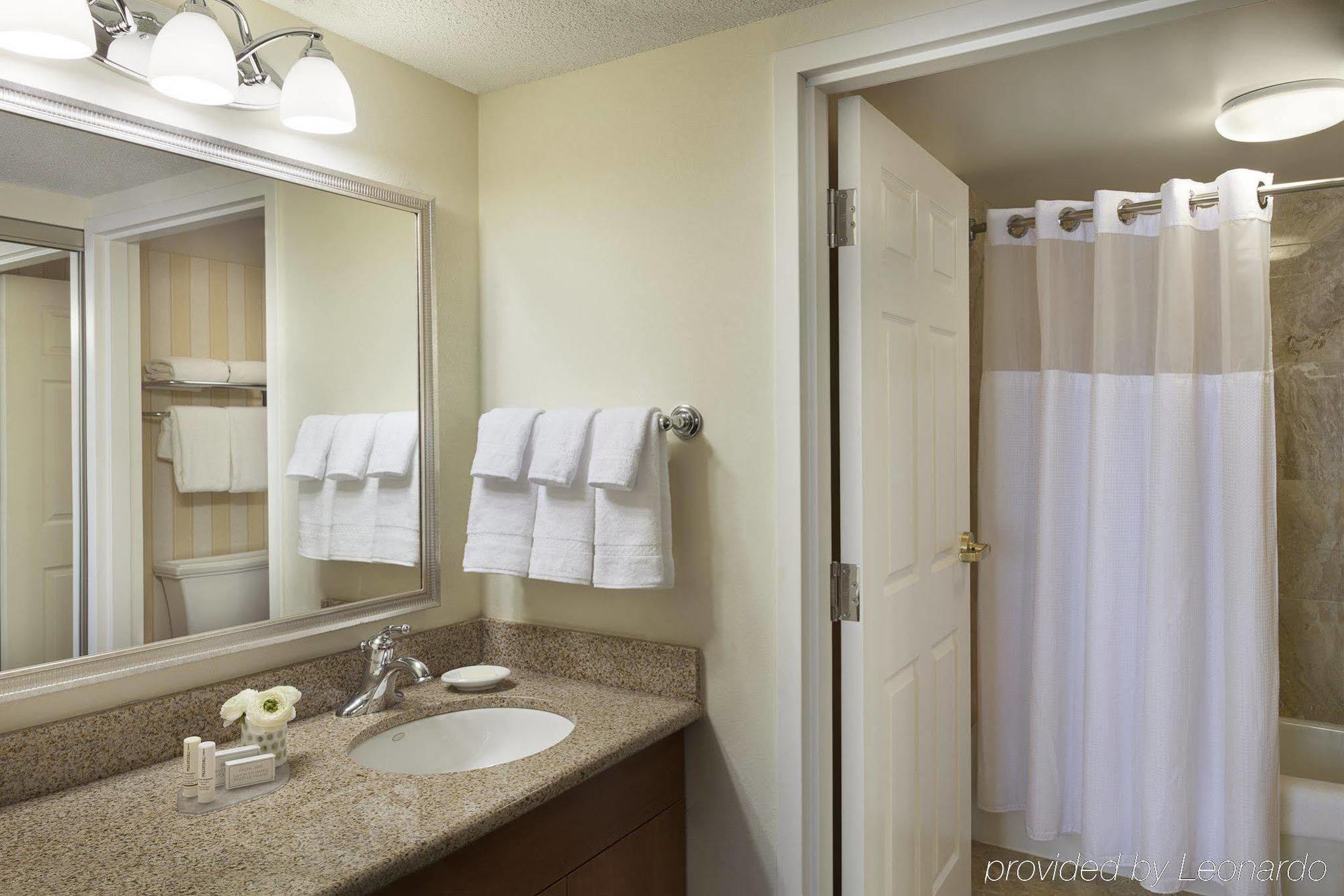 Residence Inn By Marriott Toronto Airport Bagian luar foto